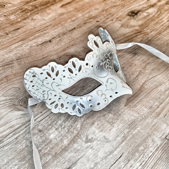 Masquerade Ball, Mardi Gras Wedding Mask or Decor | Mardi Gras Mask - Picture 4 of 6